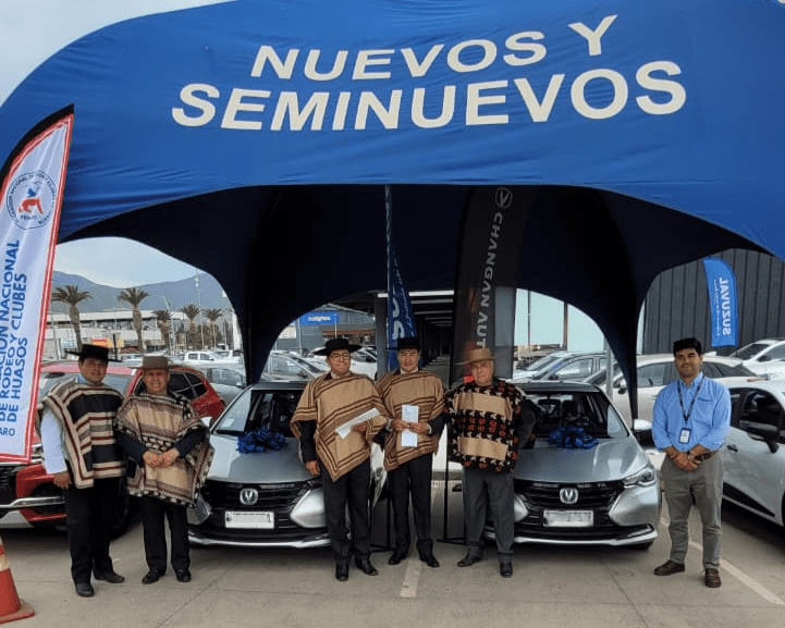 Felipe Pereira y Rodrigo Jofré recibieron sus autos por ser los nuevos Campeones Nacionales de Fenaro